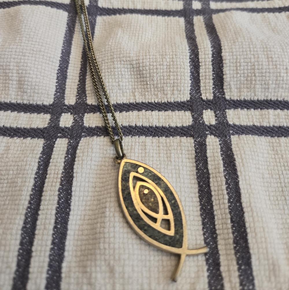 Elegant Gold Pendant Necklace